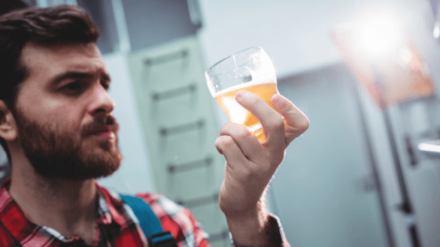 Man beer glas 640x360